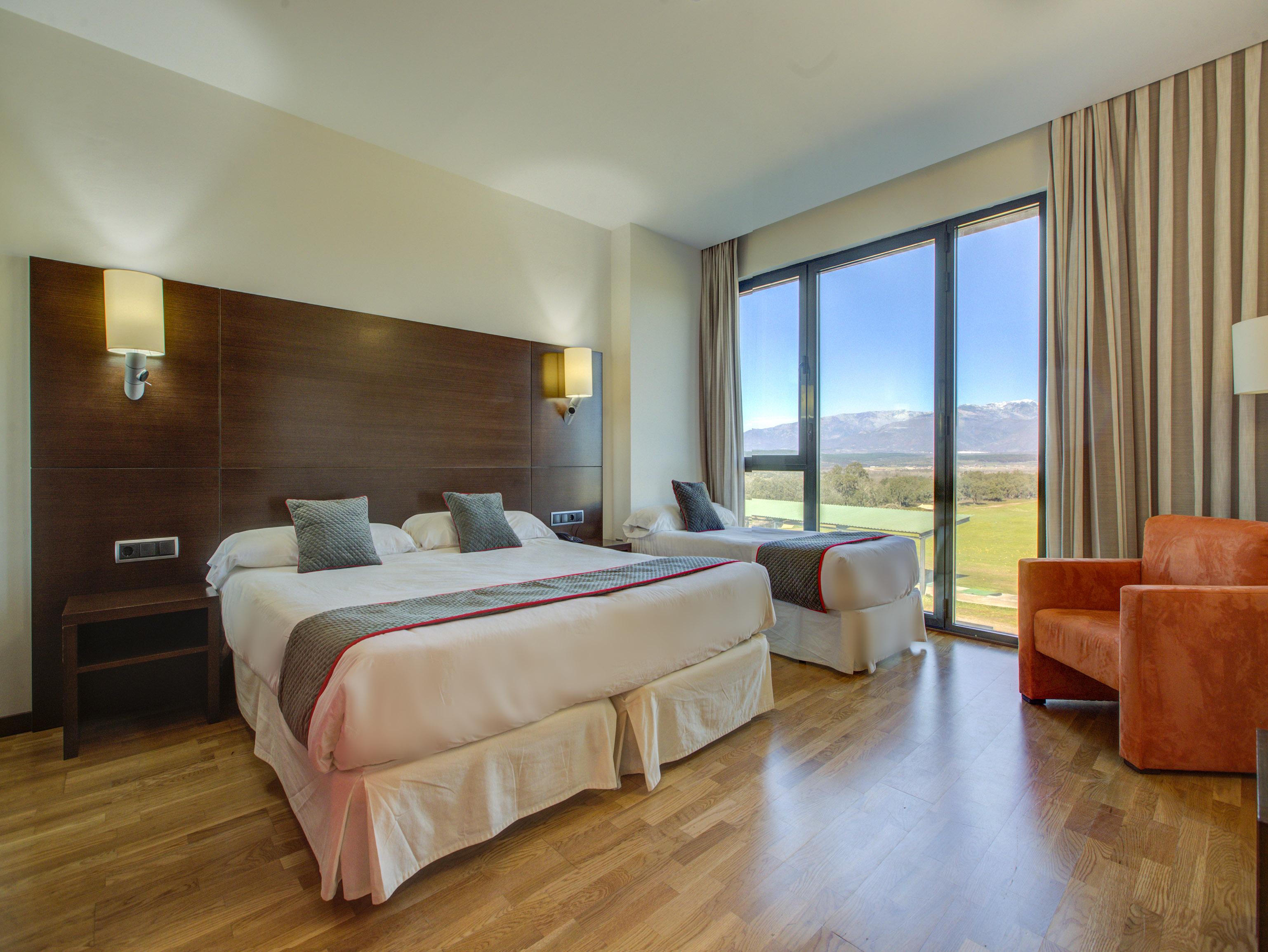 Hospedium Hotel Valles De Gredos Golf Talayuela Exterior foto